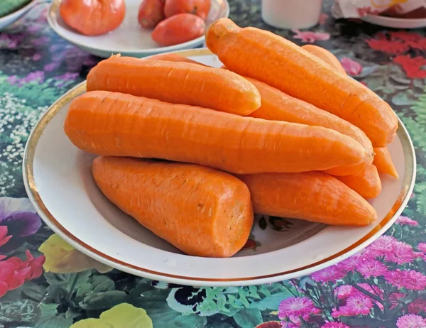 Carottes pelées dans une assiette sur la table — Photo