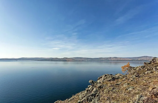 Costas rochosas do lago Turgoyak no outono — Fotografia de Stock