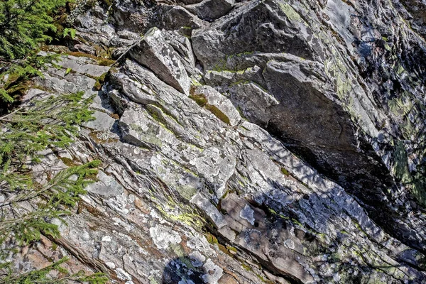 Réteges kőzetszerkezet a Fekete-szikla és a Taganay-gerinc területén — Stock Fotó