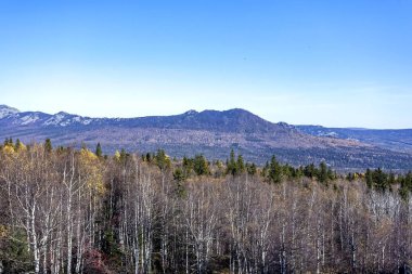 Kara Kaya 'daki gözlem güvertesinden sonbaharda Taganay sırtı manzarası