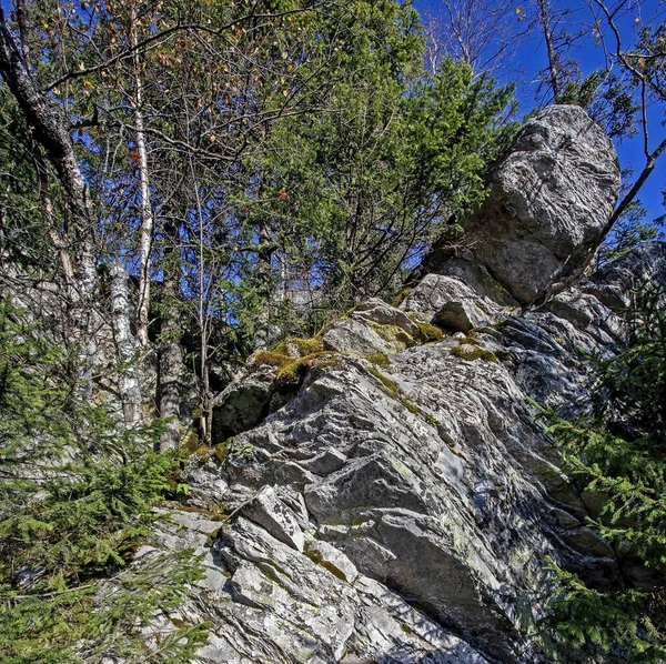 Steinfelsen im Bereich des schwarzen Felsens ähnlich dem Kopf eines Mannes — Stockfoto