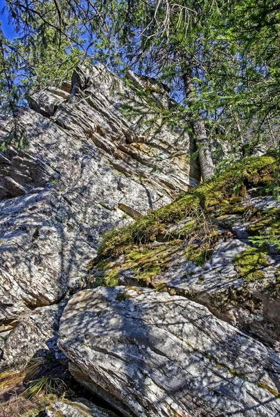 Gelaagde structuur van stenen rots in het gebied van Black Rock en Taganay bergkam — Stockfoto