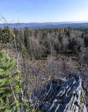 Güney Urallar 'daki Kara Kaya ve Taganay sırtı yakınlarındaki gözlem güvertesinden görüş.