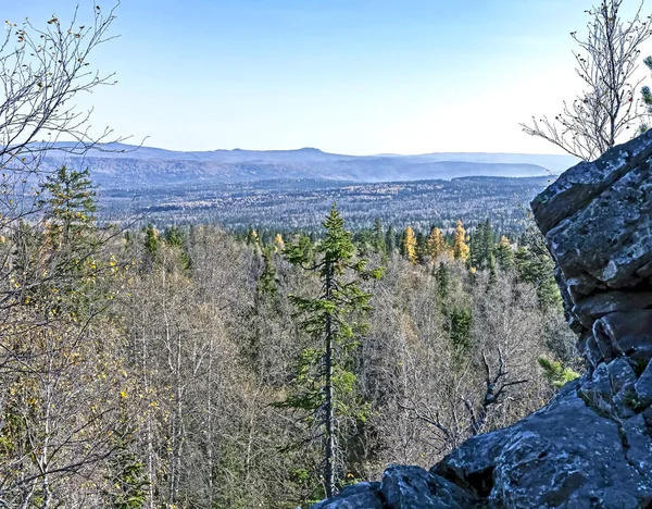 Utsikt från observationsdäcket nära Black Rock och Taganay åsen i södra Urals — Stockfoto