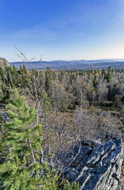 Güney Urallar 'daki Kara Kaya ve Taganay sırtı yakınlarındaki gözlem güvertesinden görüş.