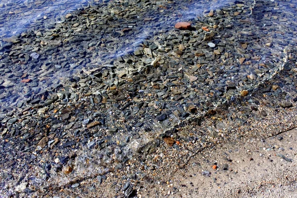 Schoon water in meer Turgoyak op het strand in de herfst — Stockfoto