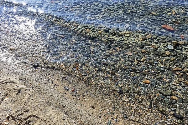 Eau propre dans le lac Turgoyak sur la plage en automne — Photo