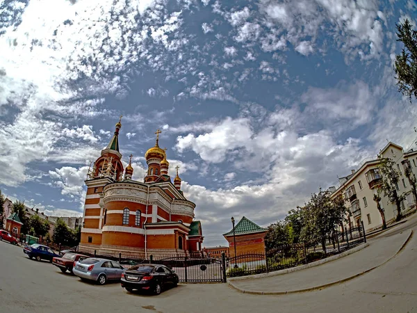 Kutsal Şehit George Kilisesi Chelyabinsk Muzaffer Bulutlu Mavi Gökyüzüne Karşı — Stok fotoğraf