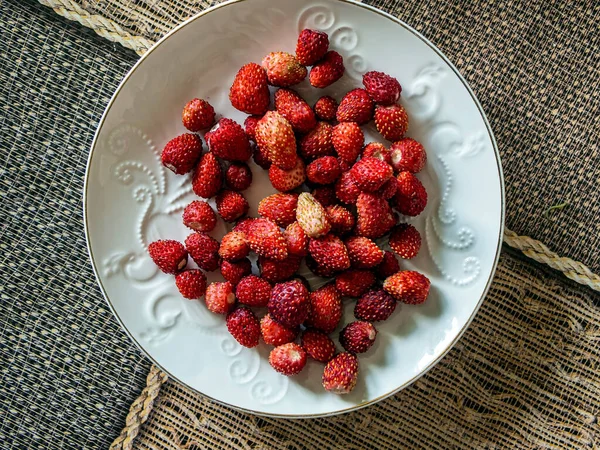 Fresh Ripe Juicy Red Strawberries White Saucer Macro — Stock Photo, Image