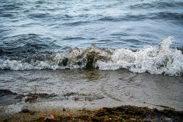Golf rolt over de zandkust van het meer Uvildy — Stockfoto