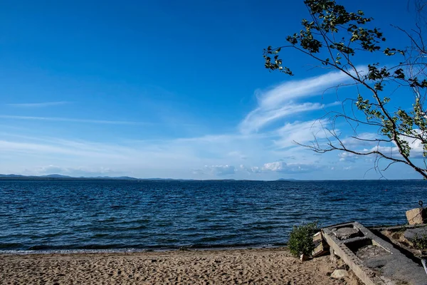 Margem do lago em um dia de verão com céu azul e nuvens de luz, lago Uvildy — Fotografia de Stock