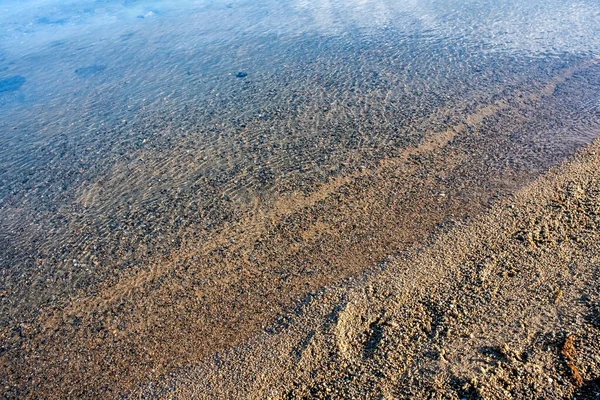 Uvildy Southern Urals湖の砂浜の端近くの透明度の高いきれいな淡水 — ストック写真