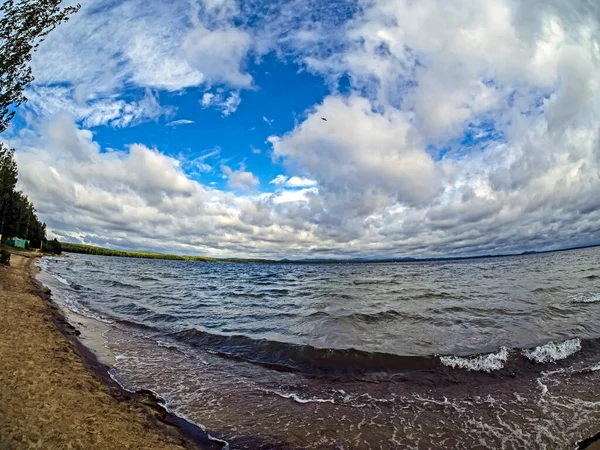 Rive Lac Par Temps Venteux Ciel Avec Des Nuages Cumulus — Photo