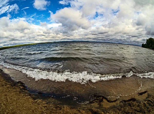 Břeh Jezera Větrného Počasí Obloha Mraky Cumulus Jezero Uvildy Jižní — Stock fotografie