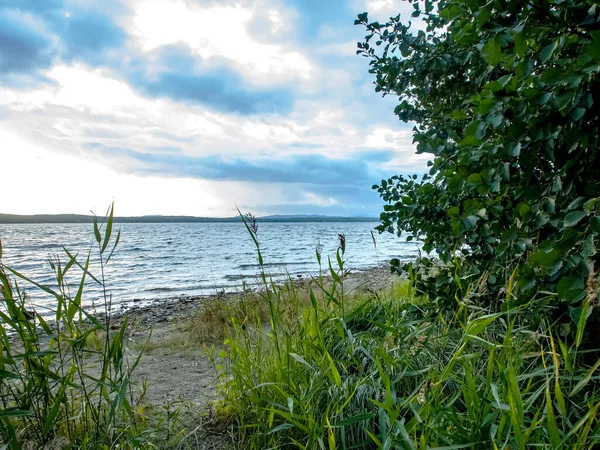 Costa Rochosa Lago Uvildy Tempo Inclemente Céu Com Nuvens Cinzas — Fotografia de Stock