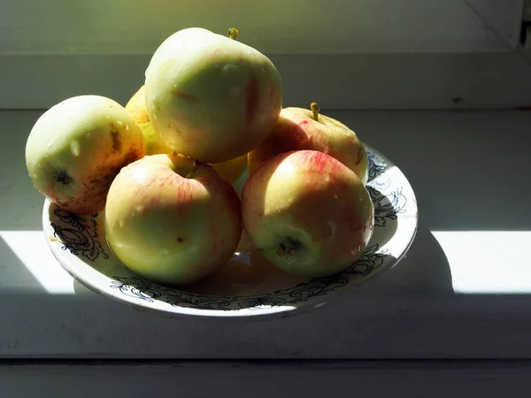 Pommes Juteuses Fraîches Mûres Dans Une Assiette Sur Rebord Fenêtre — Photo