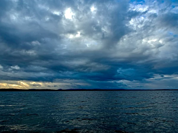 Dark Overcast Sky Lake Summer Evening Gloomy Clouds Shore Distance — Stock Photo, Image
