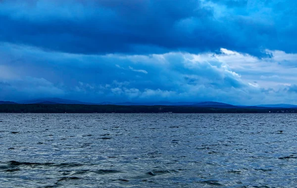 Langit Gelap Atas Danau Pada Malam Musim Panas Awan Suram — Stok Foto