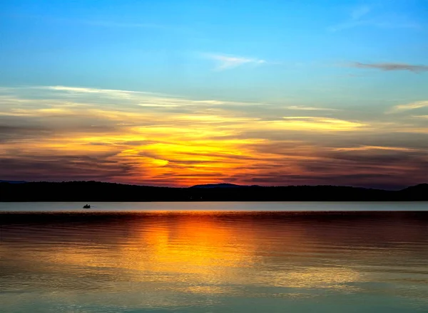 美丽的五彩缤纷的金色落日笼罩在平静的湖面上 乌韦尔湖 乌拉尔南部 — 图库照片