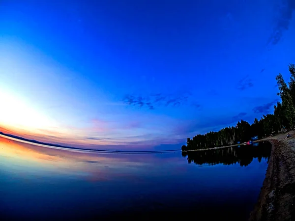 Tranquilo Cielo Azul Atardecer Sobre Lago Superficie Tranquila Agua Lago — Foto de Stock