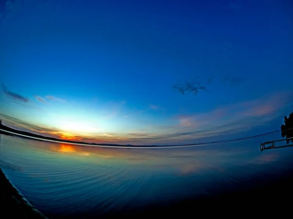 Calmo Céu Azul Por Sol Sobre Lago Superfície Calma Água — Fotografia de Stock