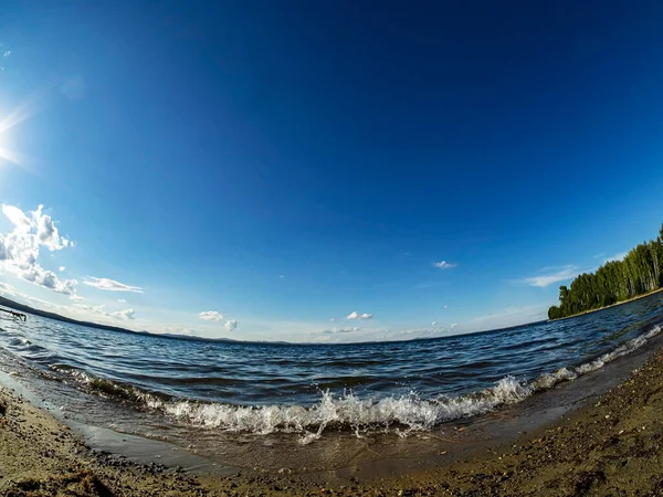 湖の海岸 波をラッピング 光雲と青空 魚眼レンズ ウヴィディ湖 南ウラル — ストック写真