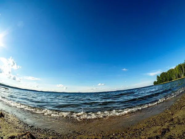 Riva Del Lago Sabbia Onde Che Lambiscono Cielo Blu Con — Foto Stock