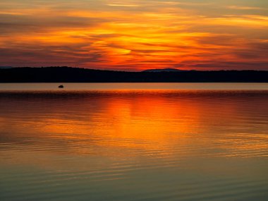 Sakin bir göl, yaz, Uvildy Gölü, Güney Urallar üzerinde çok renkli altın gün batımı