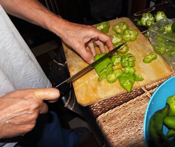 Grüne Paprika Auf Dem Küchenbrett Schneiden Salat Zuzubereiten Die Hände — Stockfoto