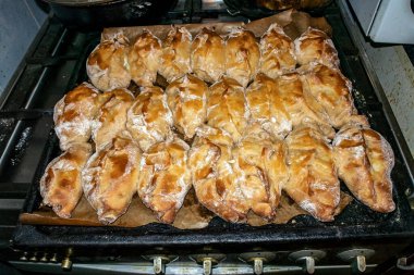 Fırından yeni çıkmış sıcak pembe turtalar fırın tepsisine yakın.