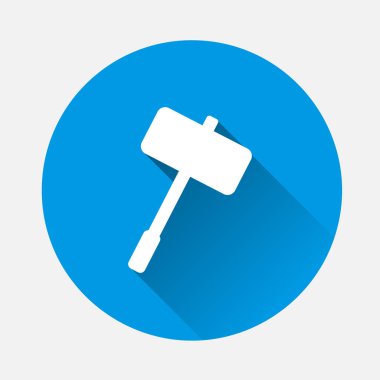 Mavi arka plan üzerinde çekiç vektör görüntüsü. Düz görüntü çekiç simge uzun gölge ile. Katmanlar kolay düzenleme Gösterim amacıyla gruplandırılmış. Tasarımlarınız için.