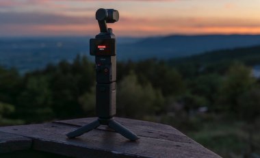 Teplice, Çek Cumhuriyeti - 7 Eylül 2025: DJI Osmo Pocket camera on tripod during the sunset.