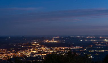 Aydınlanmış şehir manzarasının panoramik gece görüntüsü.