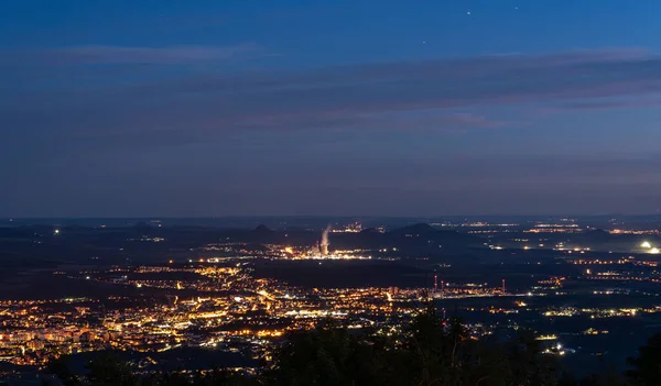 Aydınlanmış şehir manzarasının panoramik gece görüntüsü.