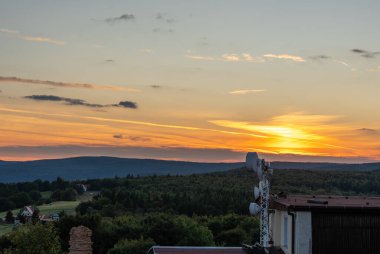 Haberleşme kulesiyle günbatımı.