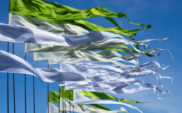 Verde Ondulante Branco Marfim Longas Bandeiras Triungulares Fundo Brilhante Céu — Fotografia de Stock