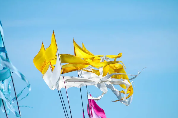 Acenando Amarelo Branco Rosa Longas Bandeiras Triungulares Fundo Brilhante Céu — Fotografia de Stock