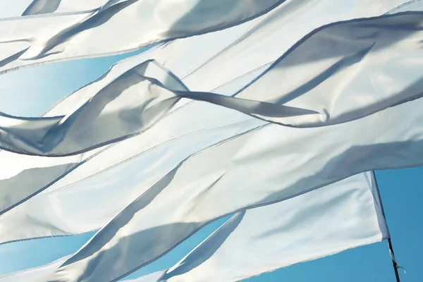 Branco Acenando Longas Bandeiras Triungulares Fitas Fundo Brilhante Céu Blu — Fotografia de Stock
