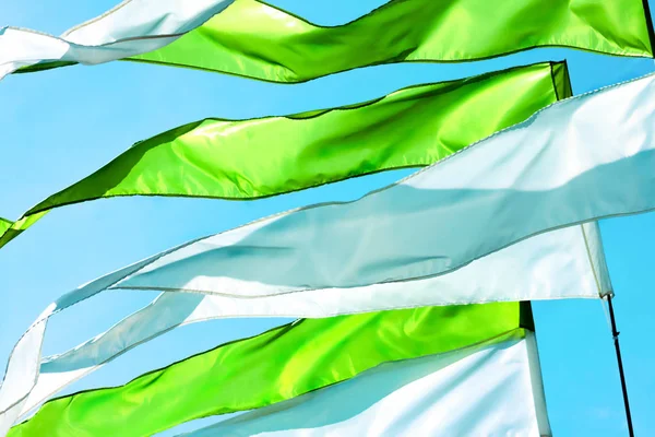 Feche Verde Ondulando Bandeiras Triungulares Longas Brancas Fundo Céu Blu — Fotografia de Stock