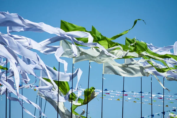 Verde Ondulante Branco Marfim Longas Bandeiras Triungulares Fundo Brilhante Céu — Fotografia de Stock