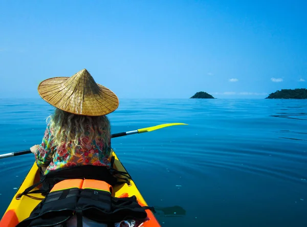 Geleneksel Tayland şapkalı kız Kho-Chang Adası, Tayland için sessizlik barış deniz Kayak