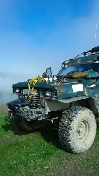 Sarı kevlar ip, cuprum kahve pot, üç kahve fincanı, closeup gerçek off-road jeep, cip'ın hood üzerinde vardır - sabah sis ve güneşli blu gökyüzü arka plan.