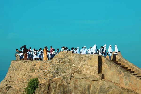 Srilanlkan Müslüman okul sightseeng geziye güneş blu gökyüzü backgroung, üzerinde Mart 2014, Galle, Sri Lanka.