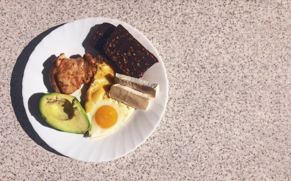 Красиво Сервируемый Завтрак Утром Фоне Мраморного Светлого Стола Завтрак Французском — стоковое фото