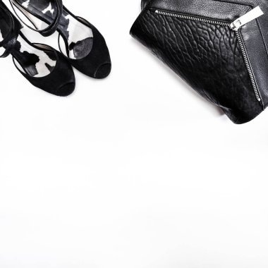 Bir kompozisyon kadın hileci. Şık ayakkabılar, bir de beyaz bir arka plan üzerinde siyah renk.