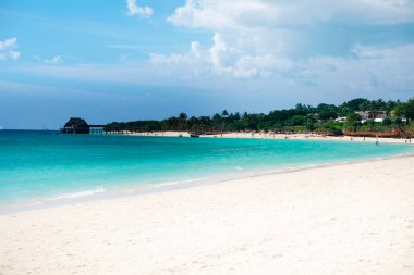 Güzel manzara okyanus ve kıyı şeridi. İnsanlar sahilde dinlenin. Hint Okyanusu kıyısında. Zanzibar, Tanzanya