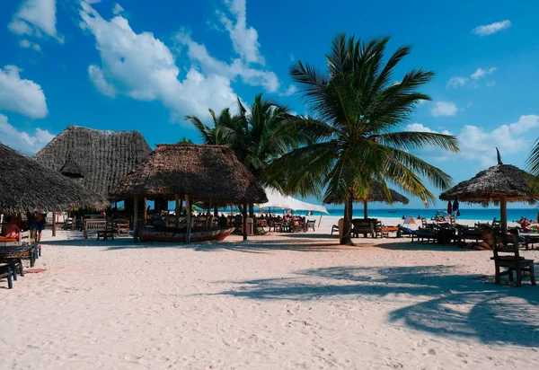 Hermosa Vista Playa Gente Descansa Costa Del Océano Índico Zanzíbar — Foto de Stock