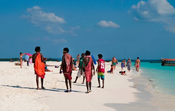 Zanzíbar Tanzania Julio 2018 Representantes Tribu Masai Comunican Playa Con — Foto de Stock