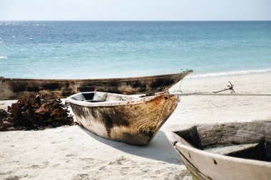 Hint Okyanusu ve plaj Zanzibar Adası Tanzanya güzel Kendwa sahilde ahşap balıkçı tekneleri