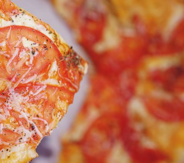 Bir parça pizza pizza arka plan üzerinde Kapat.